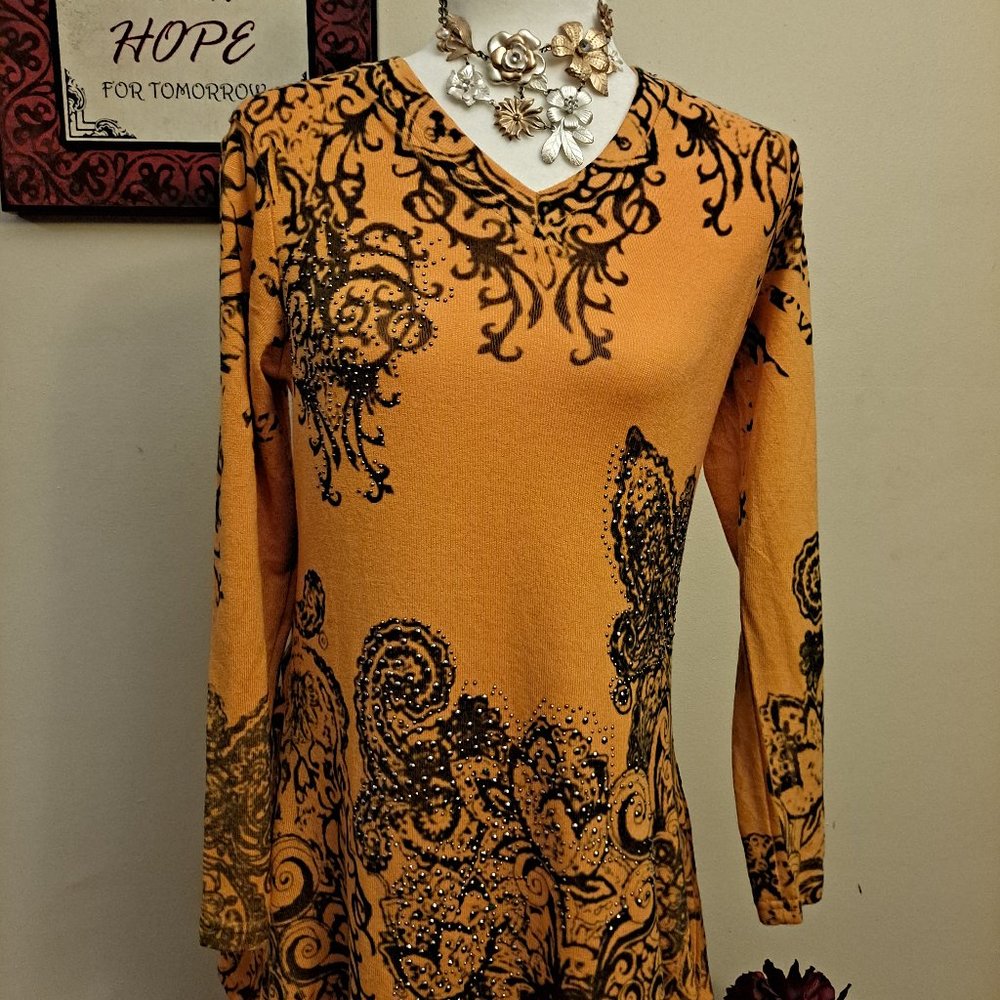 Ladies Sweater, Medium. Gold